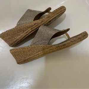 White Mountain Metallic Glitter Straw Wedge Heeled Toe Post Slip-On Sandals 8.5M